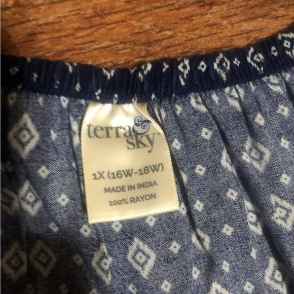 Top Long Sleeve By Terra & Sky 1x - Picture 3 of 5